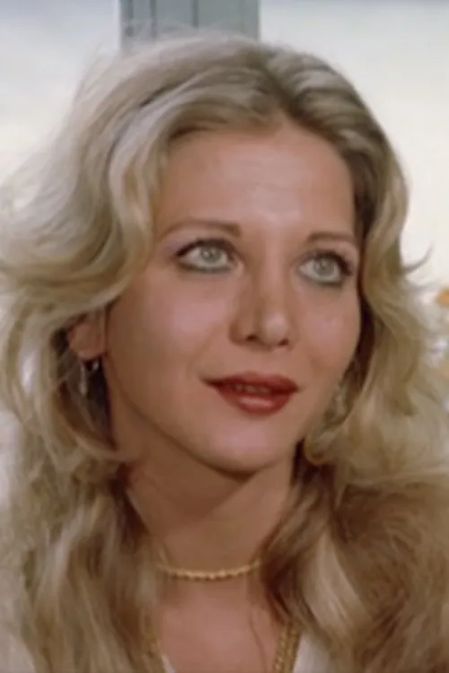 Hülya Tuğlu interpretando a 