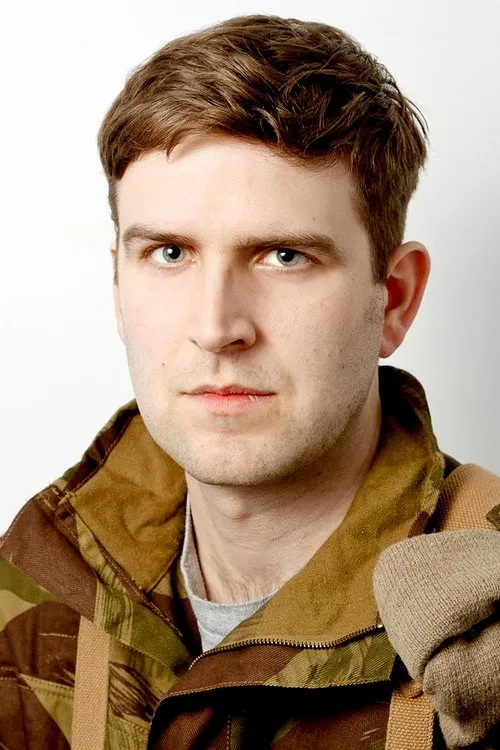 Humphrey Ker interpretando a C