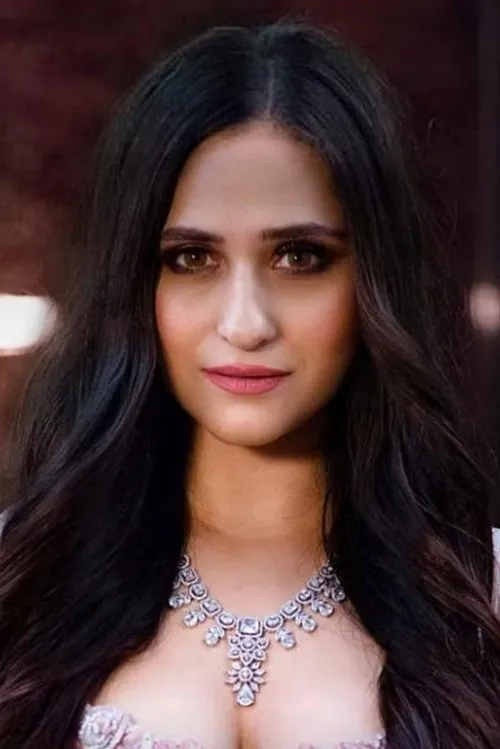 Hunar Hali — personaje: Mili Sethi