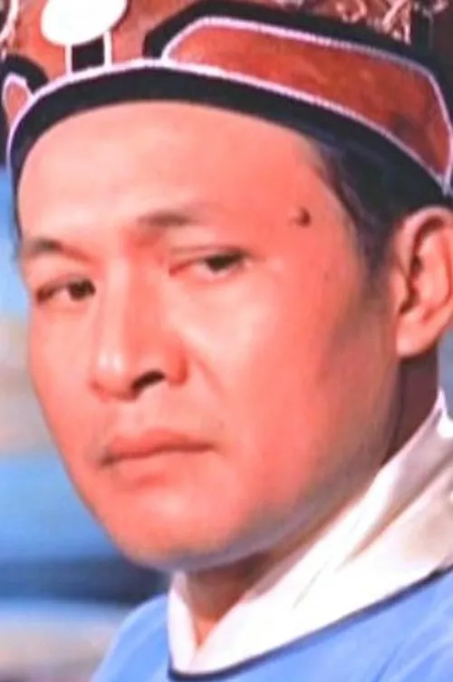 Hung Po interpretando a