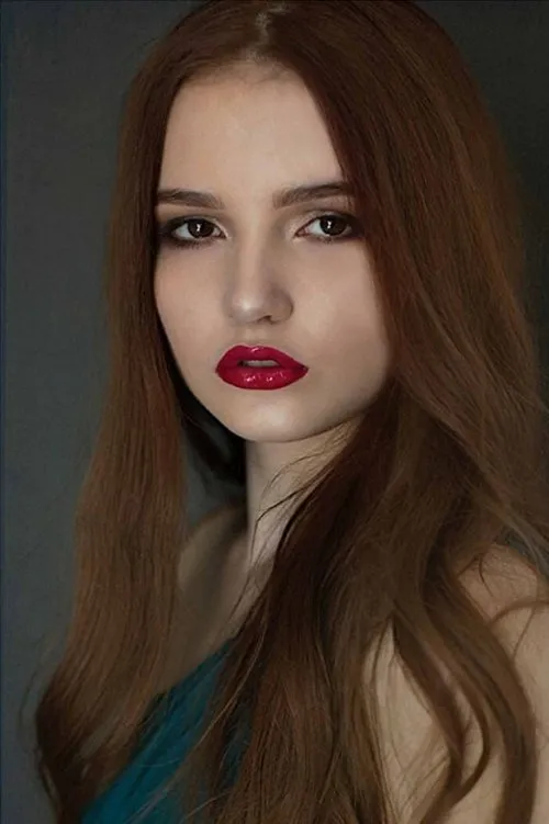 Hunter Alexes Parker interpretando a Cindy Hagen