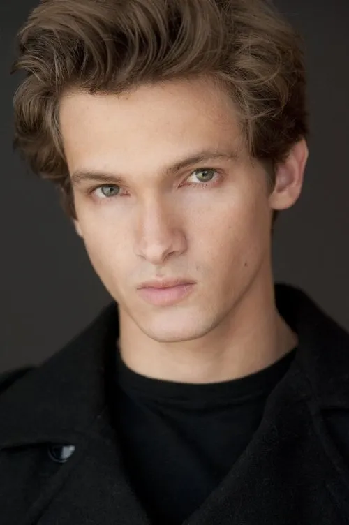 Hunter Gomez interpretando a Hugh Harman