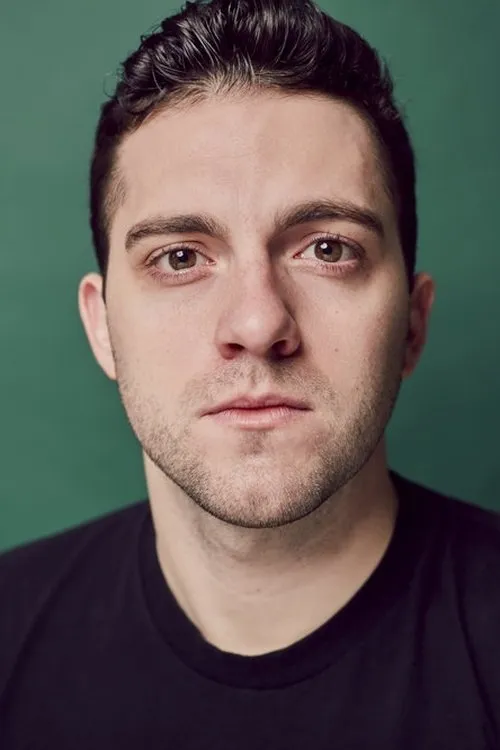 Hunter Hoffman interpretando a Roger