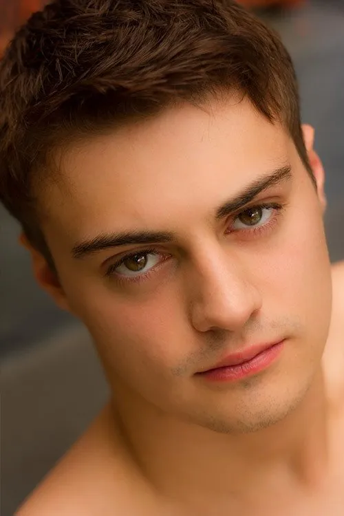 Hunter Page interpretando a 