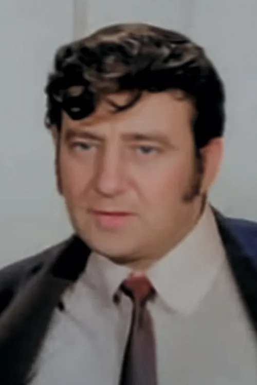 Hüseyin Zan interpretando a