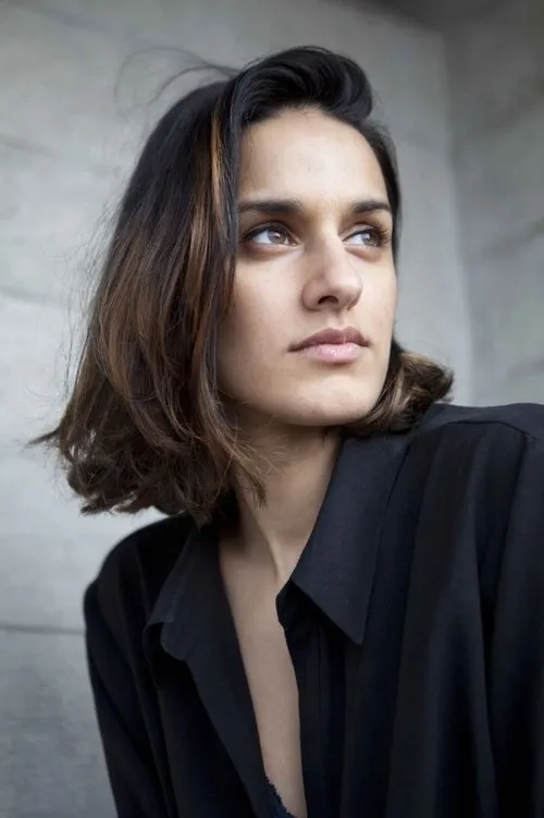 Hussina Raja interpretando a Watchwoman