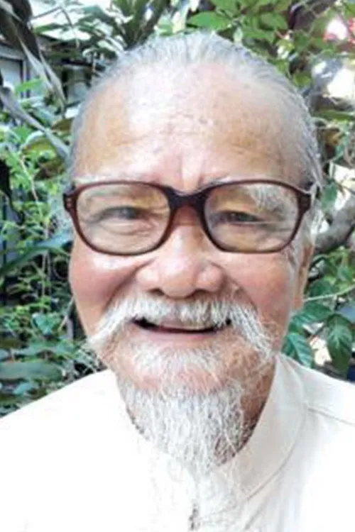Huu Thanh Nguyen interpretando a Dinh, Kim's Father