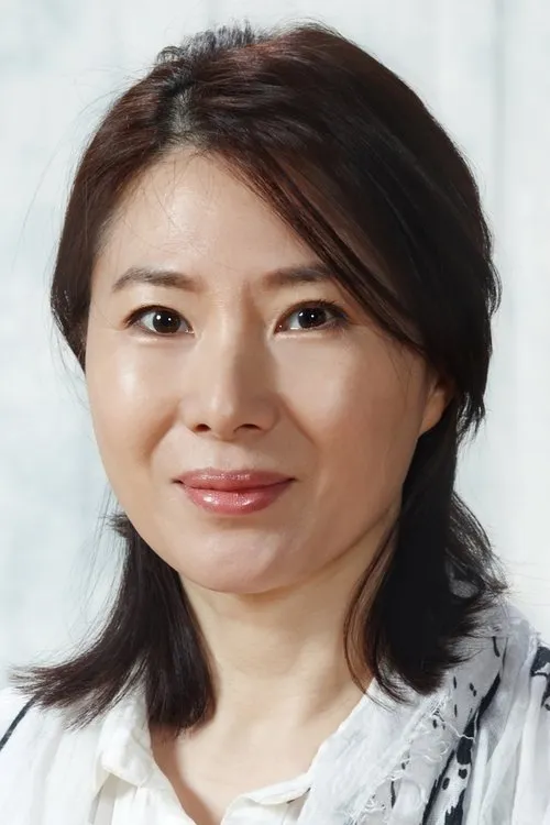 Hwang Young-hee — personaje: Yi-Hyun's mother