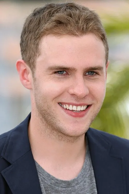 Iain De Caestecker interpretando a Adam