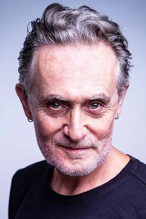 Ian Crowe interpretando a Derek