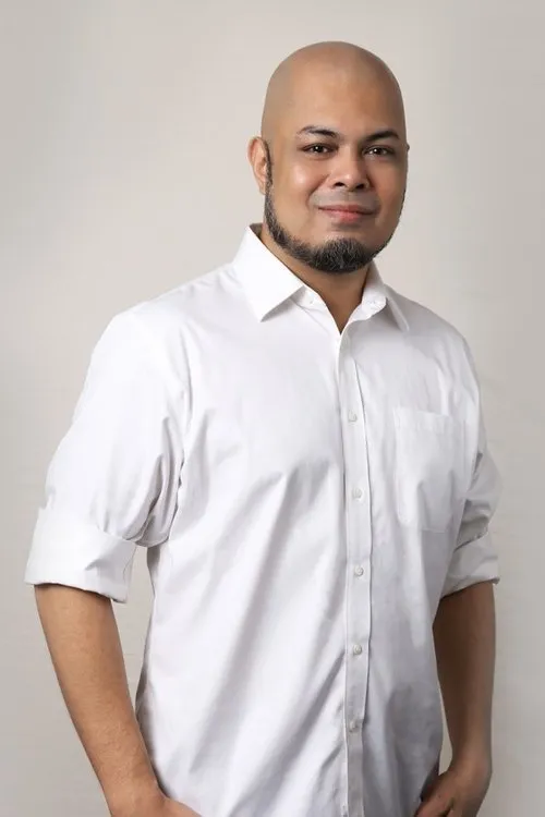 Ian de Leon interpretando a Alvin