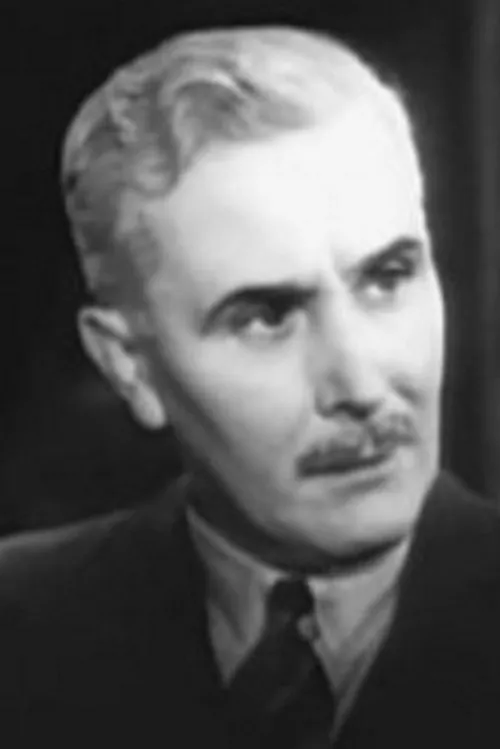 Ian Fleming interpretando a Sir Thomas