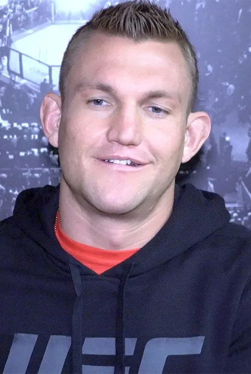 Ian Heinisch interpretando a Self