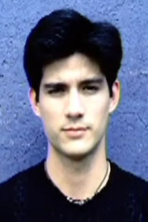 Ian Idol interpretando a