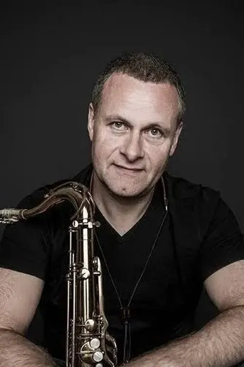 Ian Kirkham interpretando a Teclados e Sax