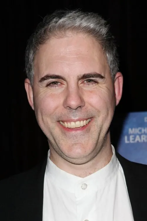 Ian Lithgow interpretando a Detective Tom Monk