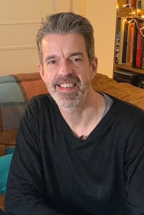 Ian Nathan interpretando a Self