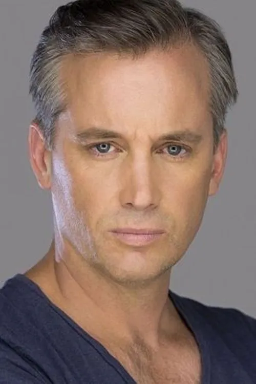 Ian Stenlake interpretando a Tug Medic