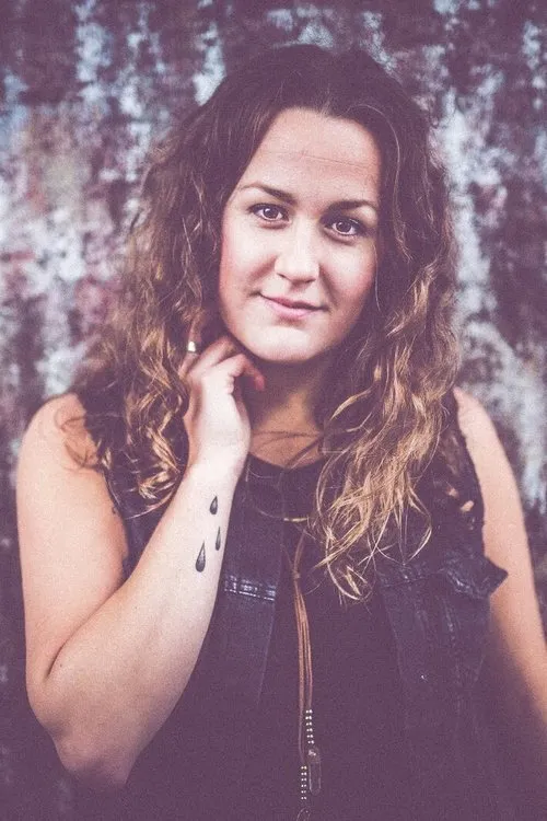 Ida Bang interpretando a backing vocals