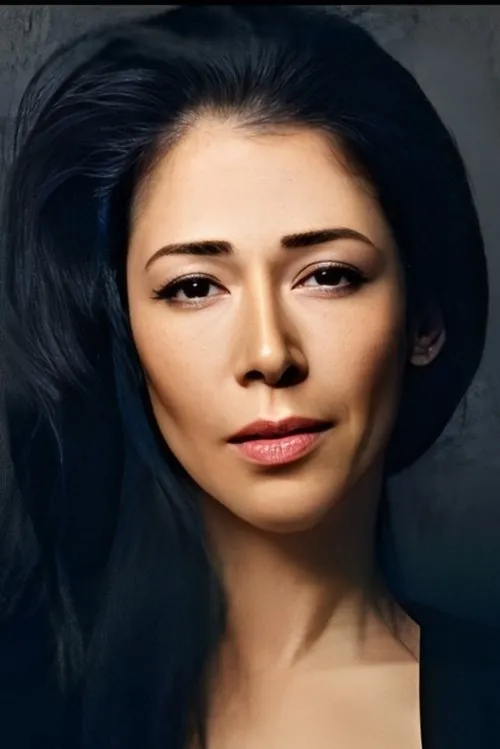 İdil Vural interpretando a