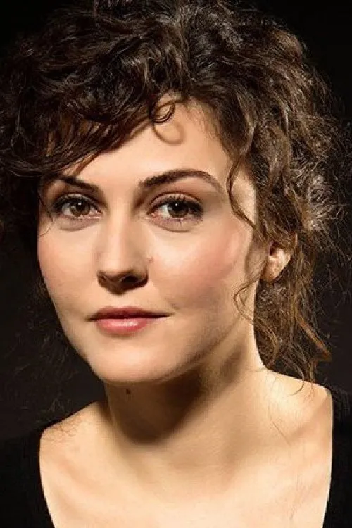 İdil Yener interpretando a 