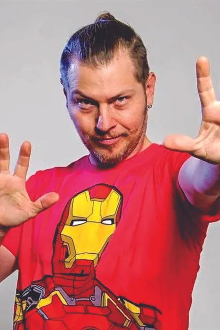 Idzi Sanchez interpretando a Narrator (voice)