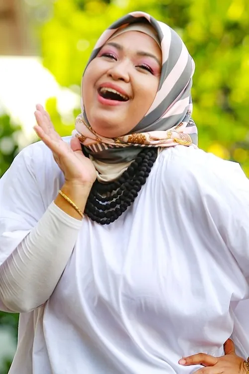 Syed Ahmad ha trabajado con Ieda Moin en 1 ocasiones