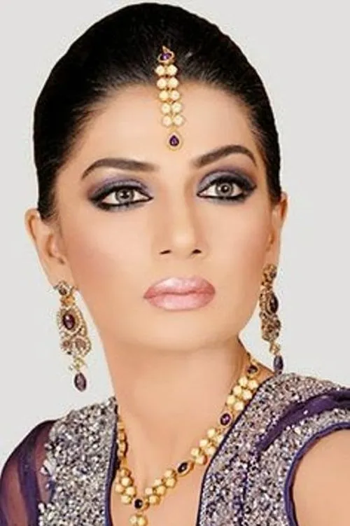 Iffat Rahim interpretando a Zarine