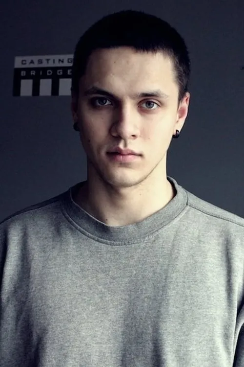 Igors Šelegovskis interpretando a Juris Upenajs