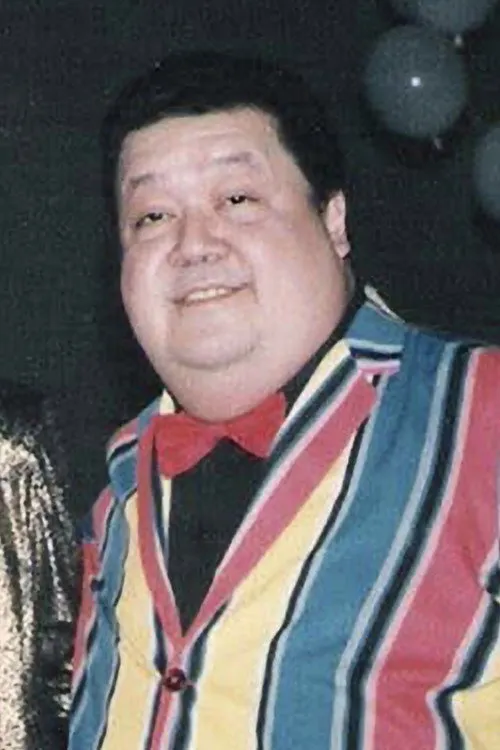 Ike Lozada interpretando a Schwuler Geschäftsmann