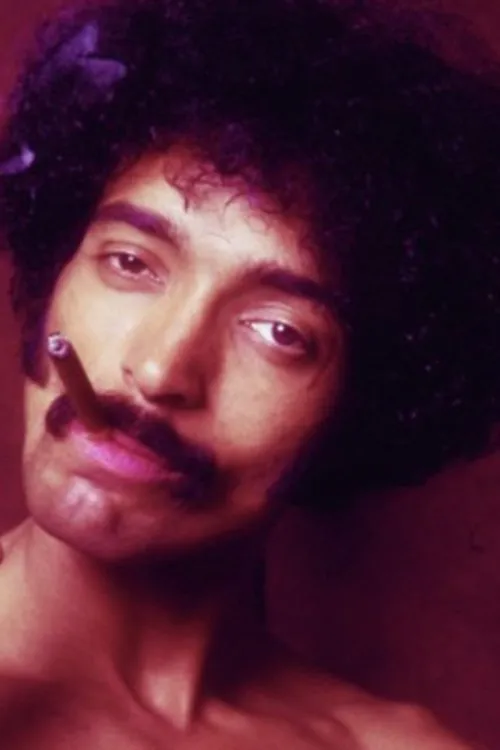 Ike White interpretando a Self