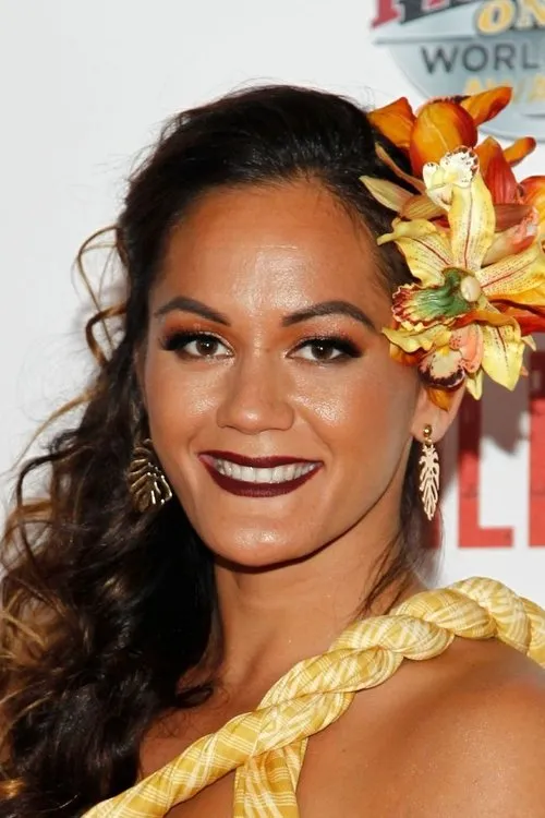 Ilima-Lei Macfarlane interpretando a Herself