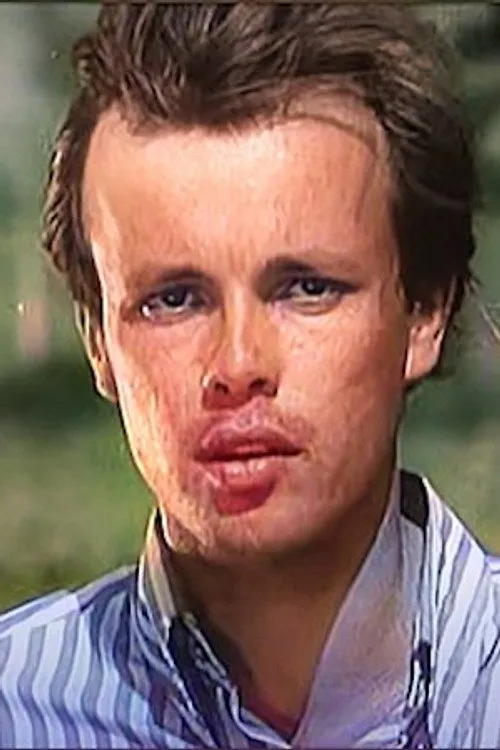 Ilir Hunçi interpretando a Iliri