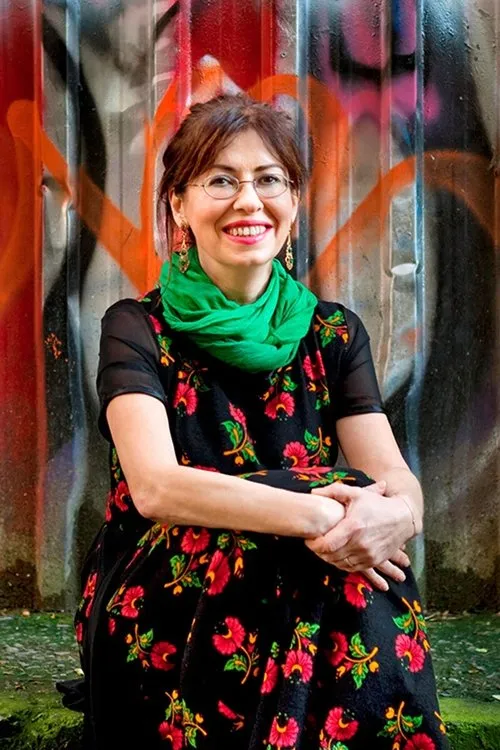 İlkay Akkaya interpretando a 