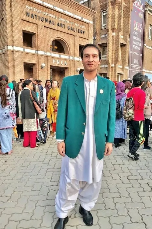 Imran Tareen interpretando a Ali