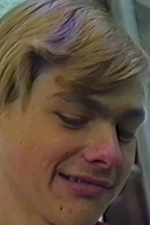 Inácio Roeder interpretando a Menino 2 e menino enforcado