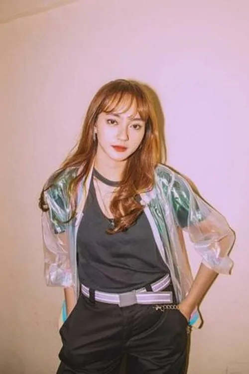 Indah Kusuma Wardani interpretando a Meara