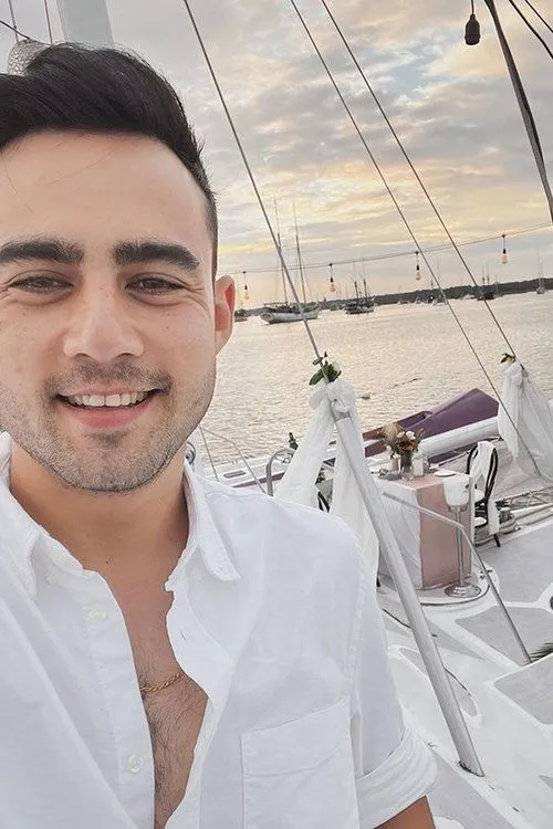 Indra Brotolaras interpretando a Cody