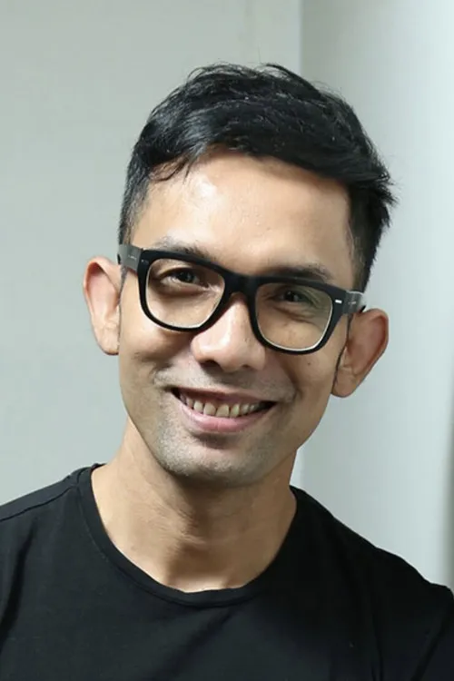 Indra Herlambang interpretando a 