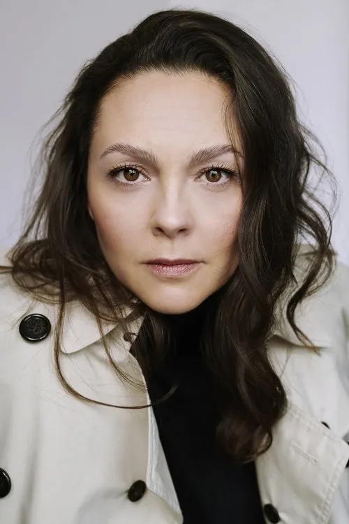 Ines Quermann — personaje: Ella Fink