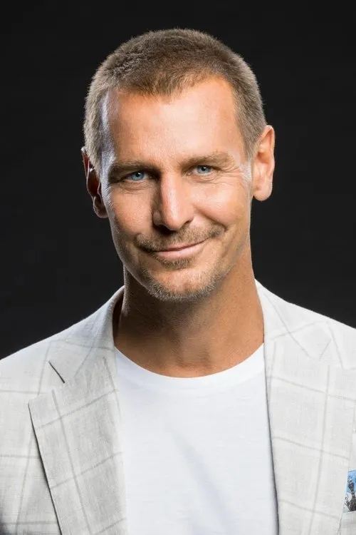 Ingo Rademacher interpretando a King Charles