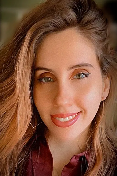 Ingrid Curtis interpretando a Operator (voice)