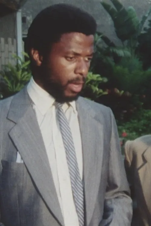 Innocent Gumede interpretando a Paw Paw