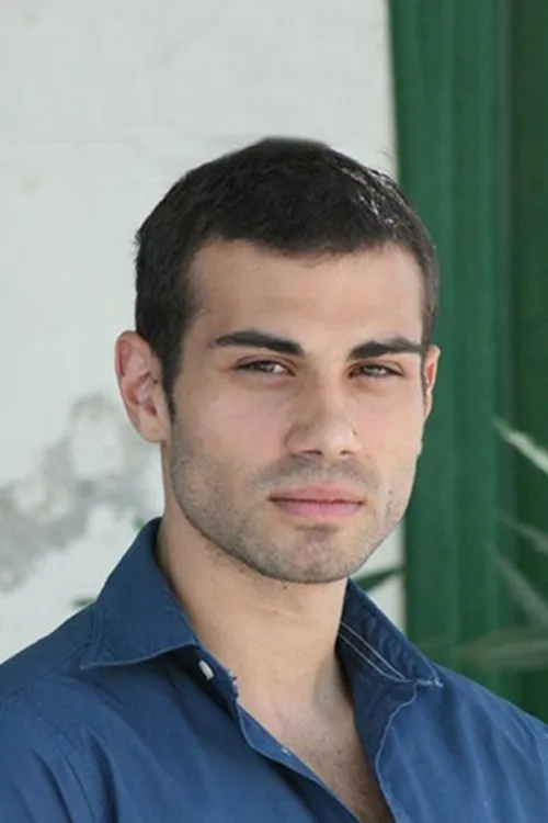 Ioulios Tziatas interpretando a Kalamatianos