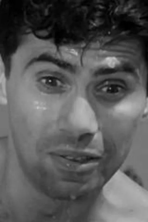 Ira Lewis interpretando a Freddy Miller