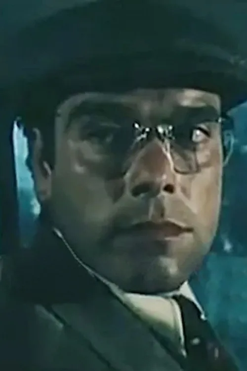 Irakli Lefteri interpretando a Fatosi