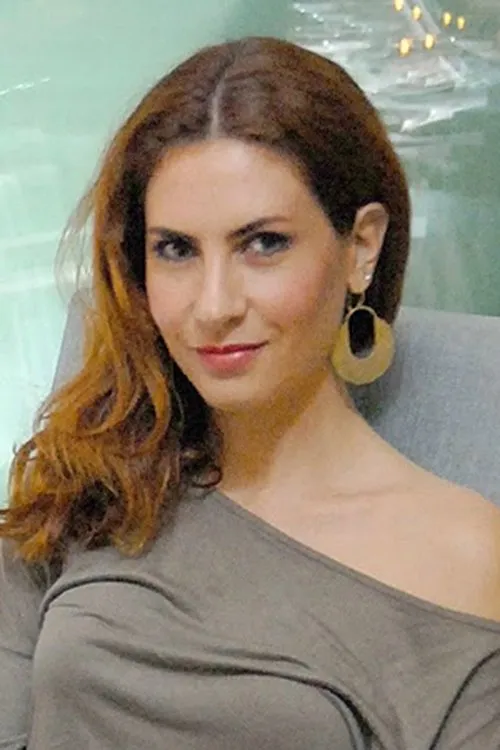 Irini Balta interpretando a Katerina Apostolou