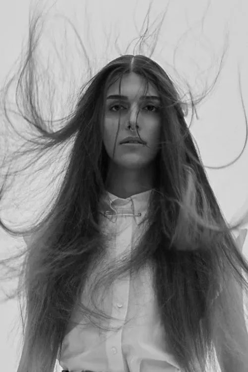 Gaye Su Akyol ha trabajado con İris Mozalar en 1 ocasiones