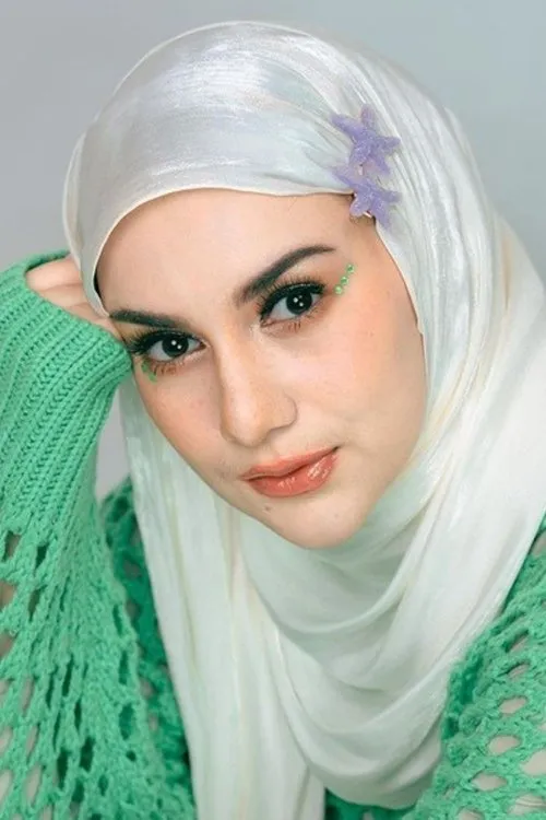 Irish Bella interpretando a Indah