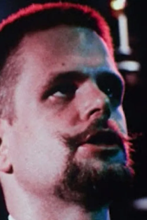 Isaac Bonewits interpretando a Himself